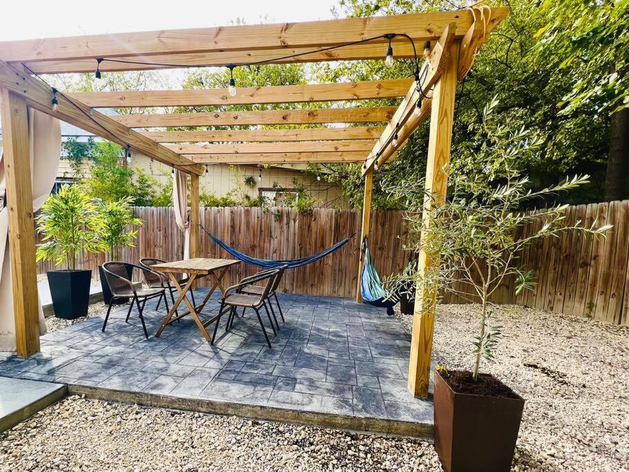 Holiday home Mins To Downtown 3brm W/ Gated Parking *