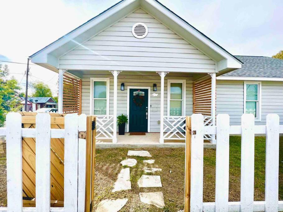 Holiday home Mins To Downtown 3brm W/ Gated Parking