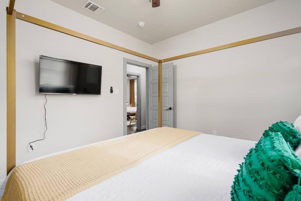 Mins To Downtown 3brm W/ Gated Parking San Antonio