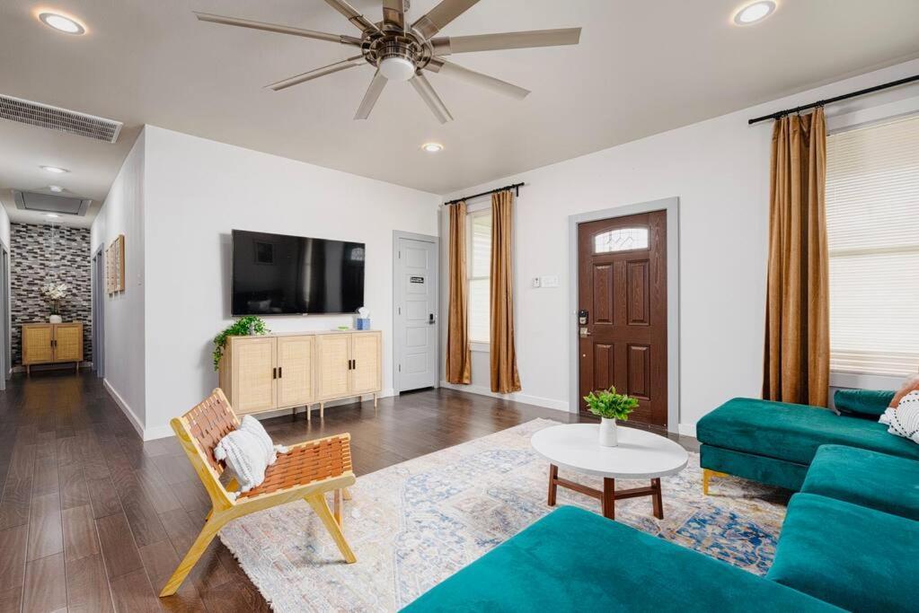 Mins To Downtown 3brm W/ Gated Parking *