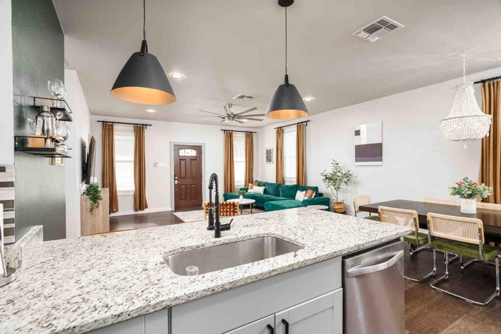 Mins To Downtown 3brm W/ Gated Parking San Antonio
