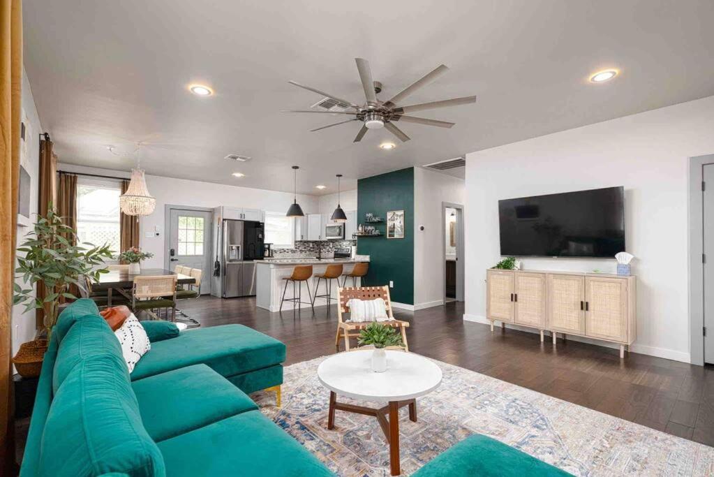 Holiday home Mins To Downtown 3brm W/ Gated Parking San Antonio