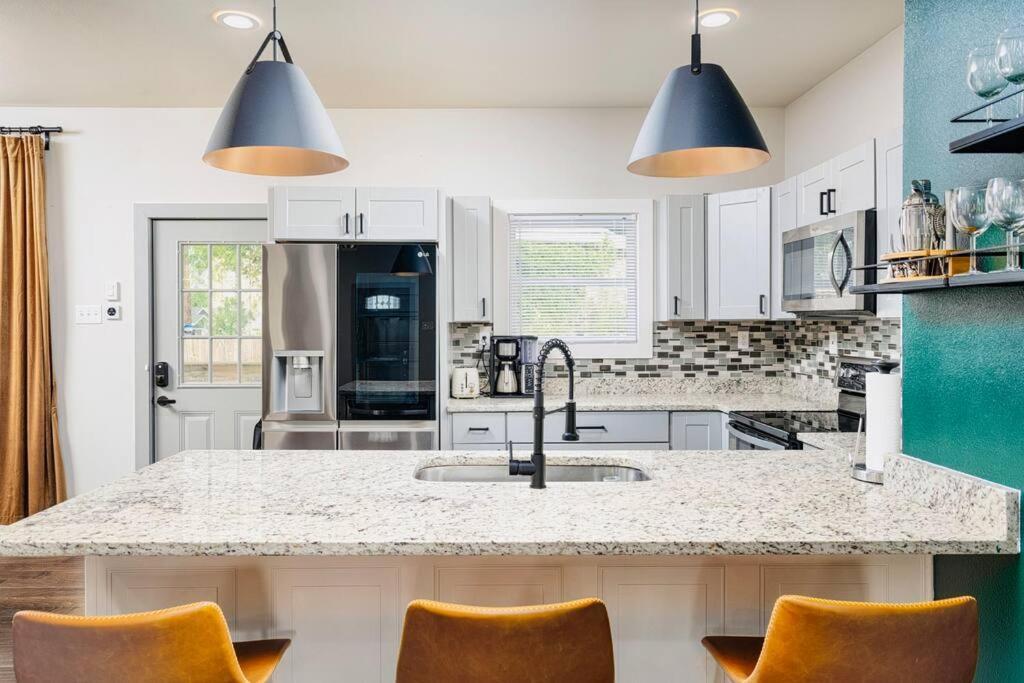 Mins To Downtown 3brm W/ Gated Parking Holiday home San Antonio